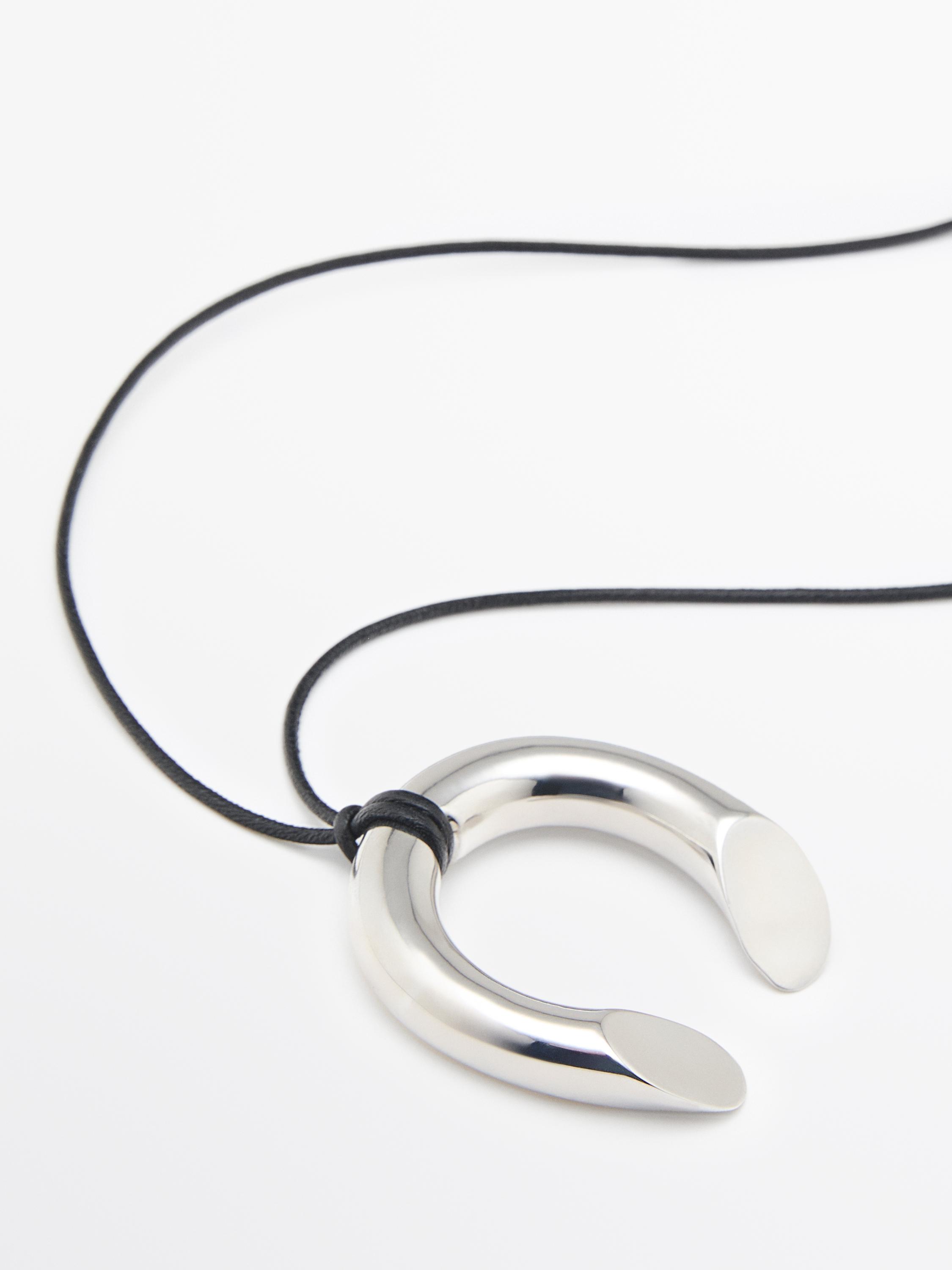 Necklace with horseshoe piece